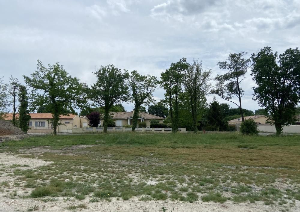Terrain à bâtir de 637 m² à MARGAUX (33) - visuel 1