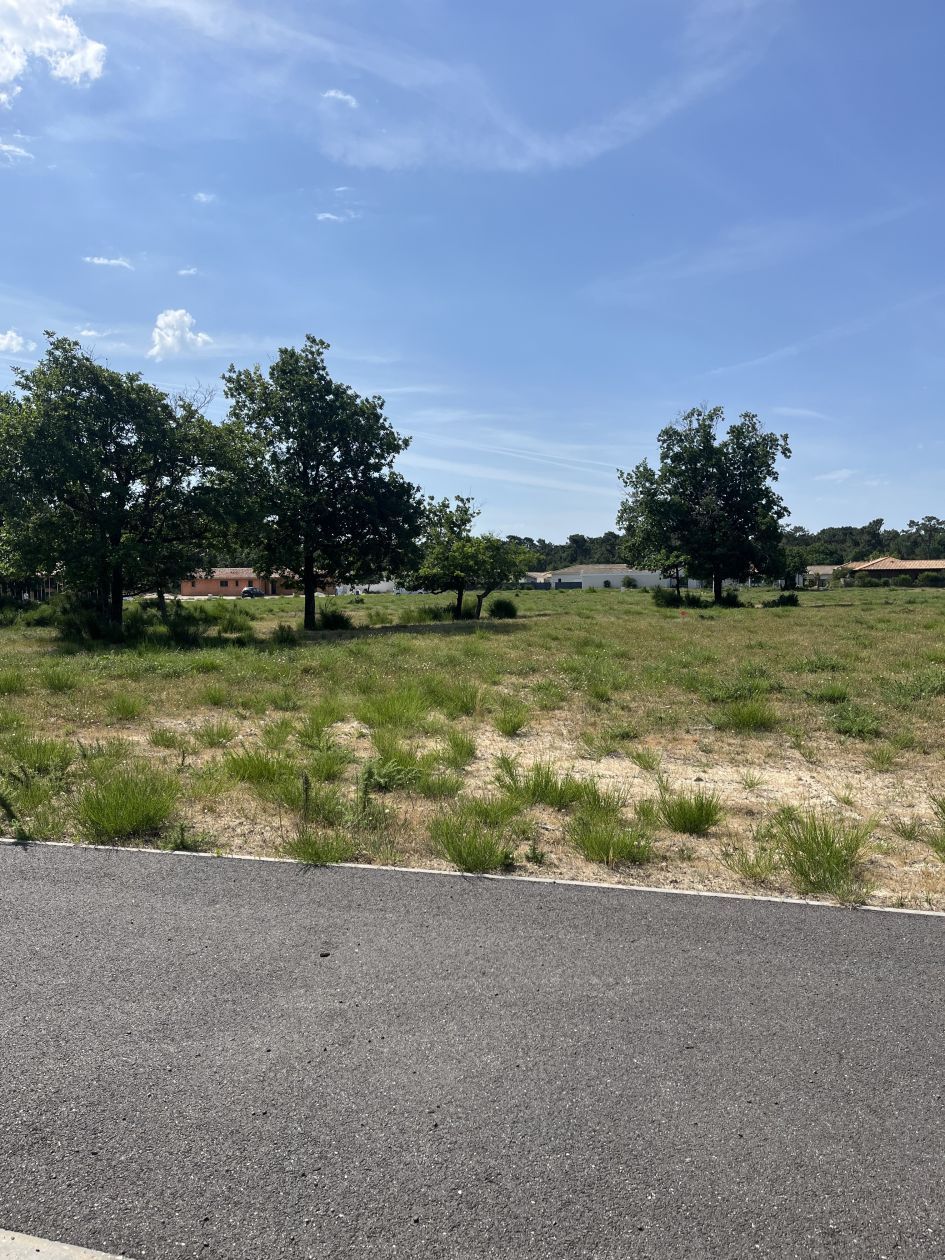 Terrain à bâtir de 1019 m² à VENDAYS-MONTALIVET (33)
