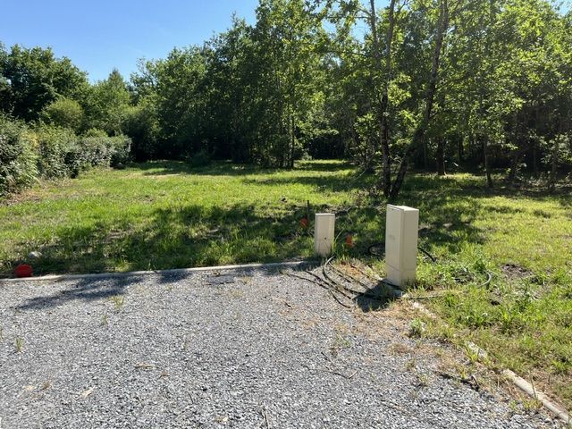 Terrain à bâtir de 405 m² à SALLES (33)