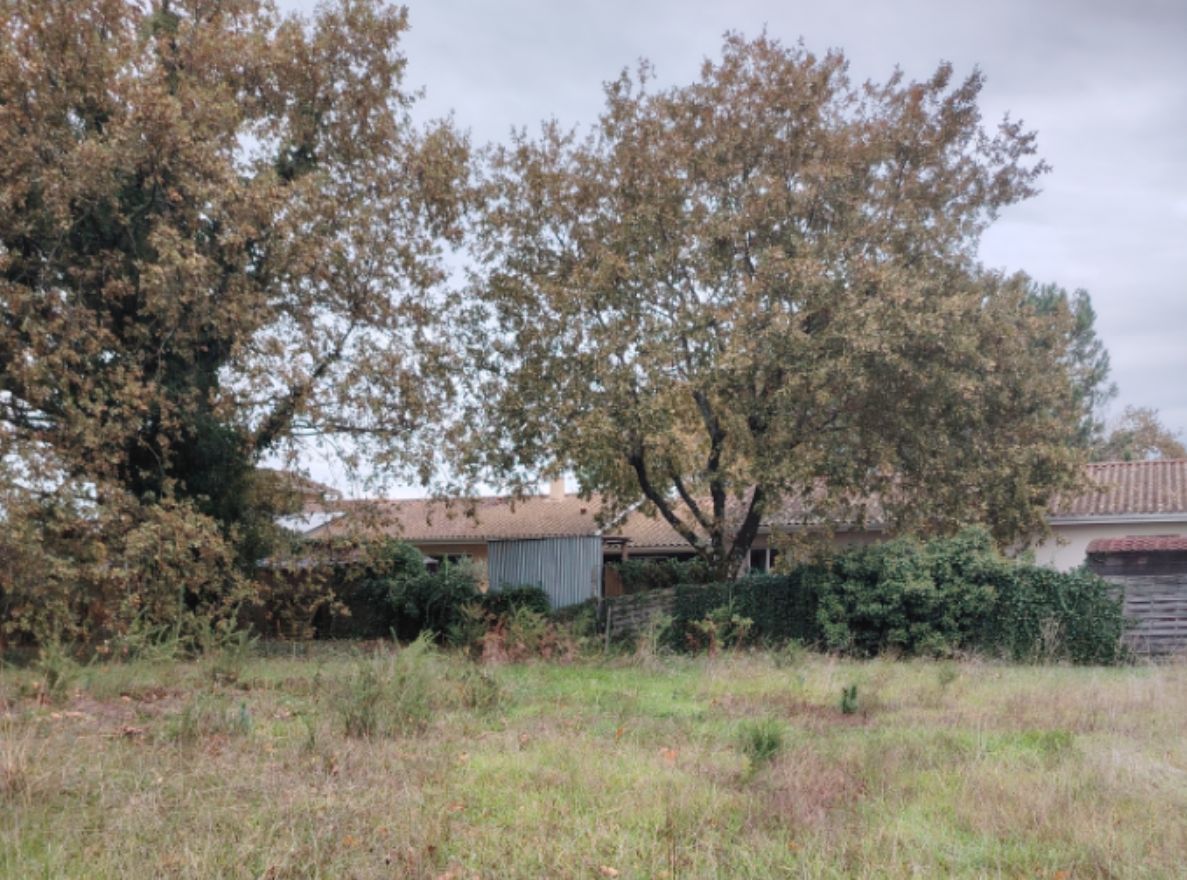 Terrain à bâtir de 676 m² à AUDENGE (33)