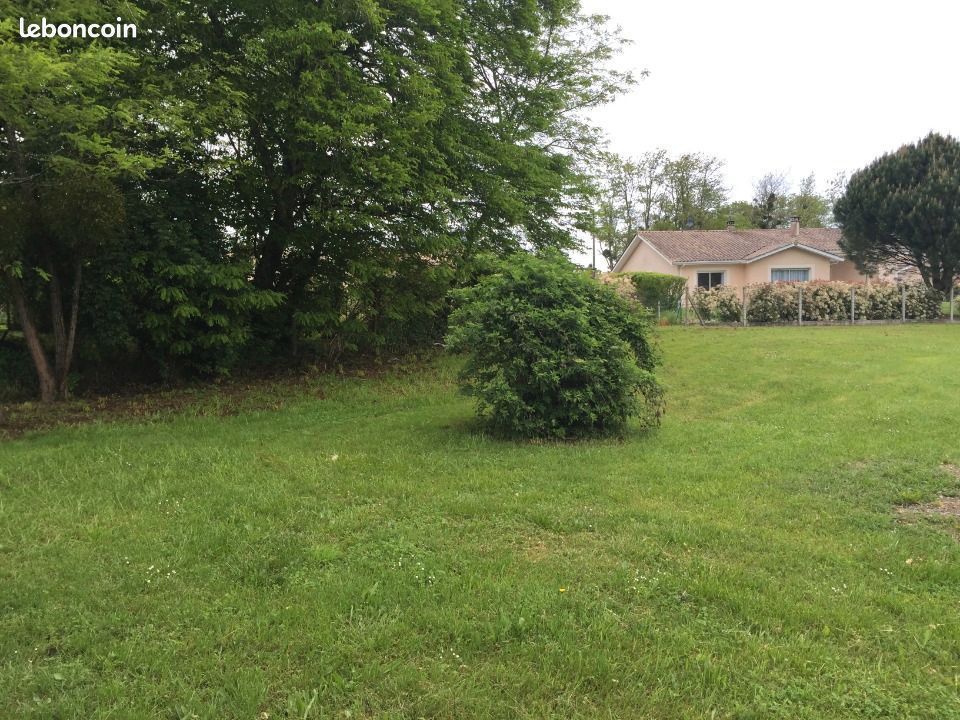 Terrain à bâtir de 700 m² à CARDAN (33)