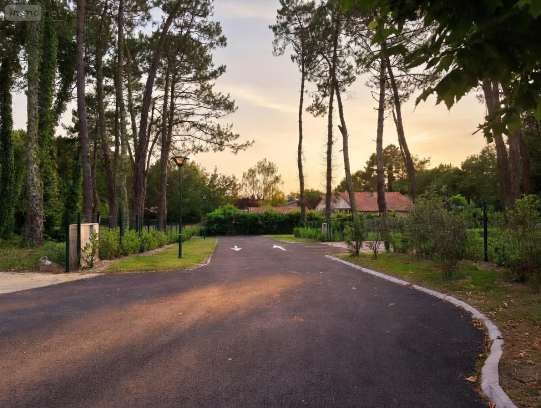 Terrain à bâtir de 650 m² à LUGOS (33)