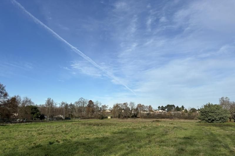 Terrain à bâtir de 814 m² à SAINT-GENES-DE-LOMBAUD (33)