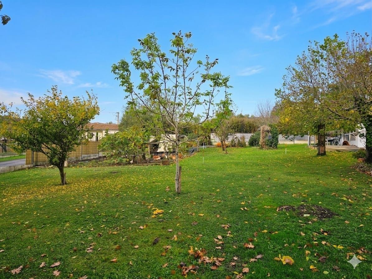 Terrain à bâtir de 1487 m² à QUINSAC (33)
