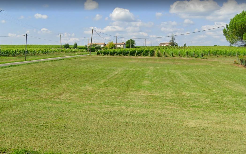 Terrain à bâtir de 1135 m² à SAINT-SAVIN (33)