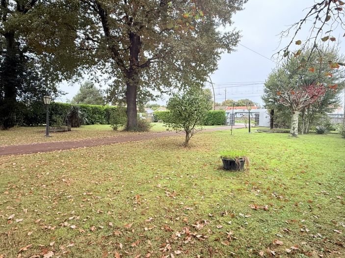 Terrain à bâtir de 1009 m² à PESSAC (33)