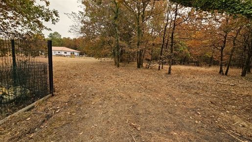 Terrain à bâtir de 651 m² à BEYCHAC-ET-CAILLAU (33)