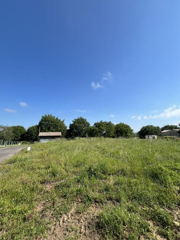Terrain à bâtir de 863 m² à SAINT-PIERRE-DE-MONS (33)