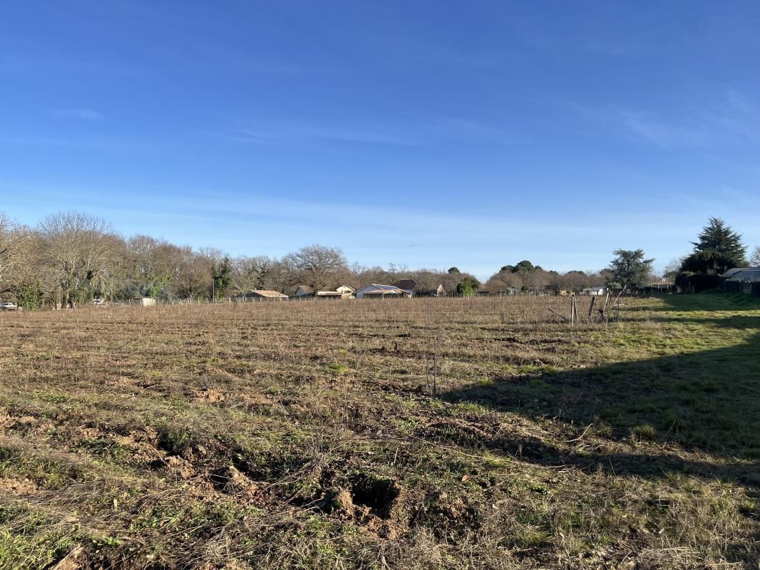 Terrain à bâtir de 460 m² à CASTRES-GIRONDE (33)