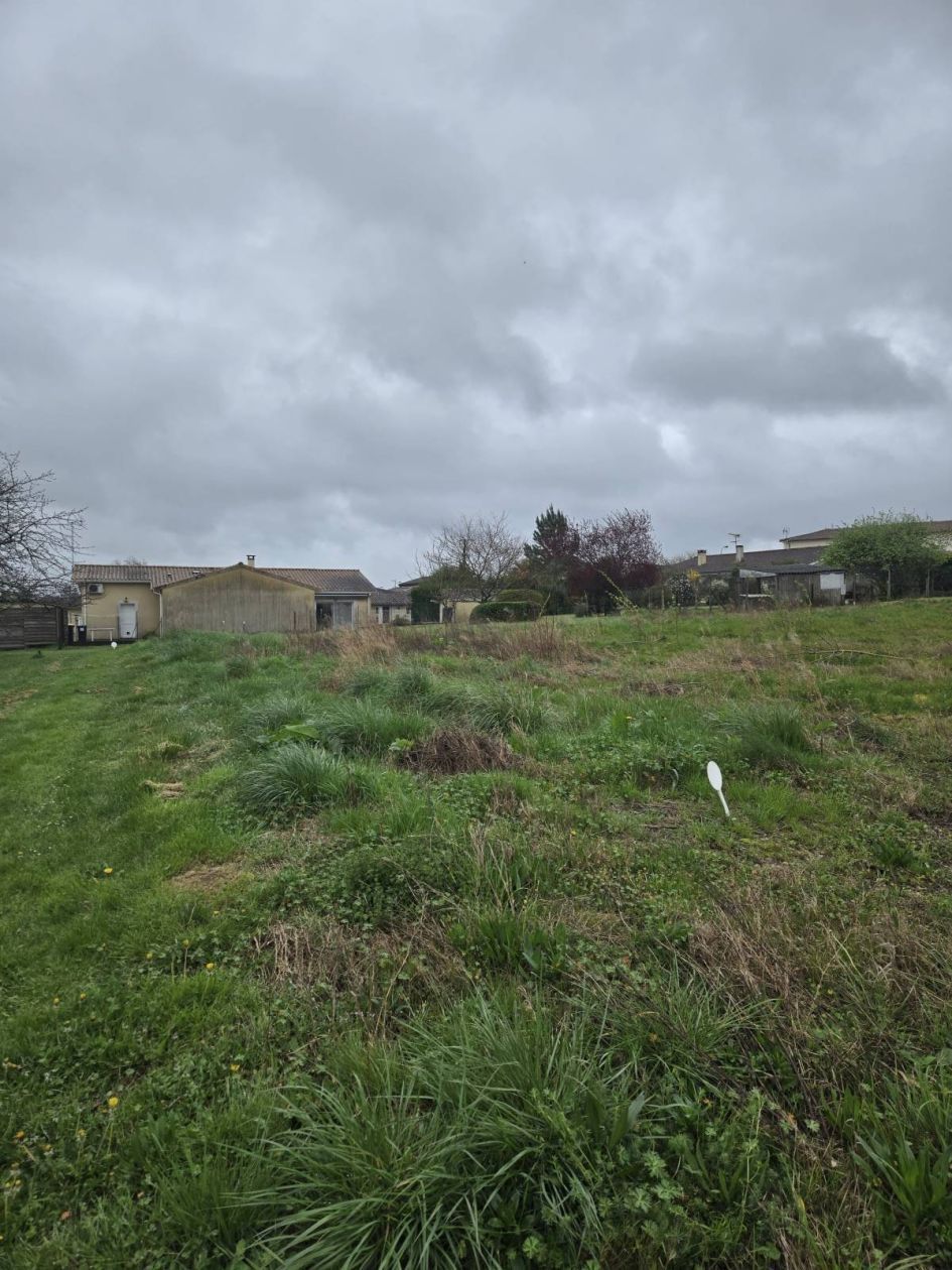 Terrain à bâtir de 500 m² à CERONS (33)