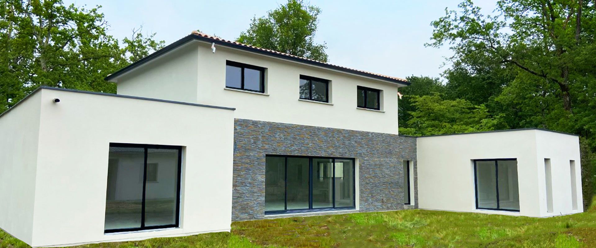 Maison toit plat bardage pierre