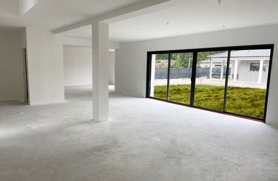 Maison toit plat bardage pierre