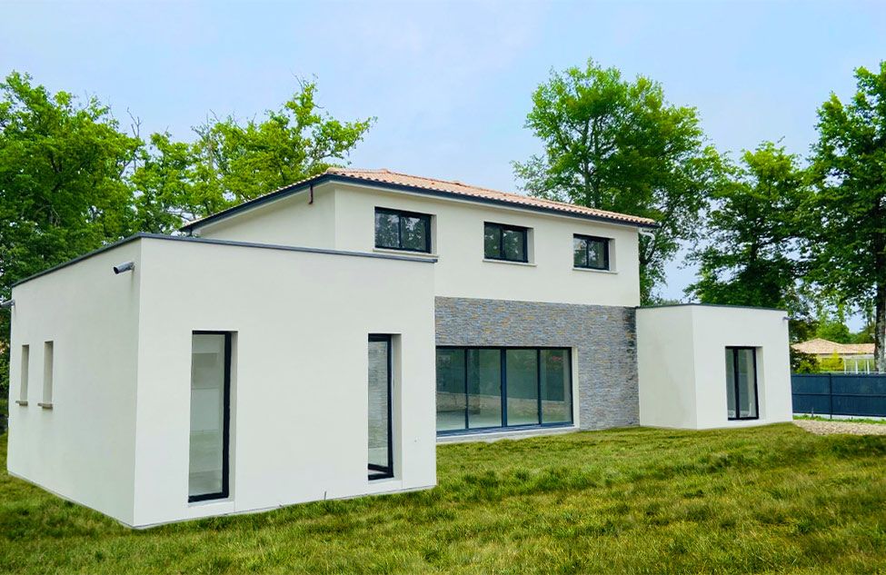 Maison toit plat bardage pierre