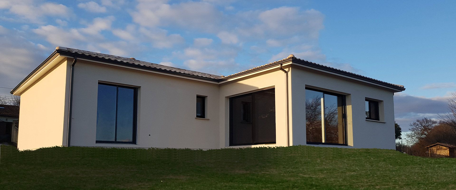 Jolie maison plain pied optimisée en L - visuel 1