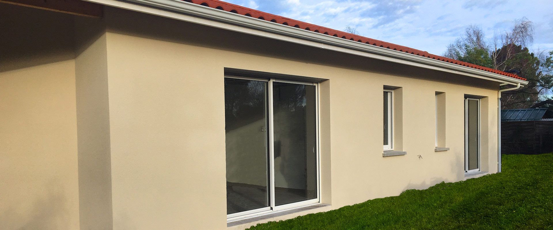 Maison moderne et traditionnelle avec terrasse couverte - visuel 1
